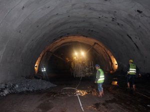 Türkiyenin en uzun çift tüplü tüneli Ovit'te yol yarılandı