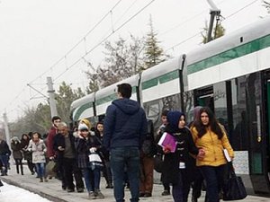 Konya'da öğrenciler kapalı tramvay durağı istiyor
