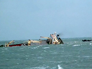 Endonezya’da kargo gemisi battı: 2 ölü, 7 kayıp