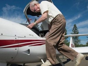 Dünyanın en yaşlı pilotu 95 yaşında
