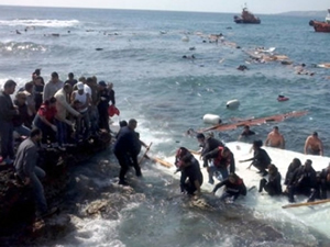 300 kaçak göçmen taşıyan tekne battı: 20 ölü