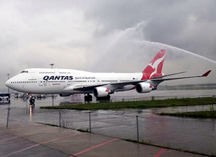 Qantas Havayolları'nın 747-400 uçağı ilk kez Sabiha Gökçen'e indi