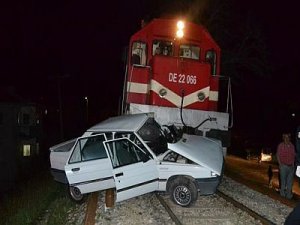 Uşak'ta yolcu treni otomobile çarptı: 1 ölü