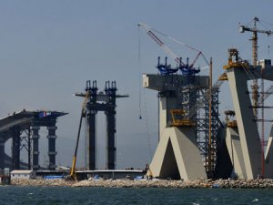 İzmit Körfez Geçişi Asma Köprüsü'nün kule montajı tamamlandı