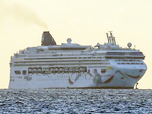 Norwegian Cruise Line ait NORWEGIAN DAWN, Bermuda Resifi'nde karaya oturdu