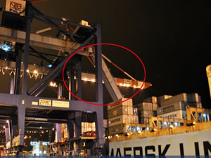 Üzerine vinç devrilen Maersk Karachi adlı gemide yangın çıktı
