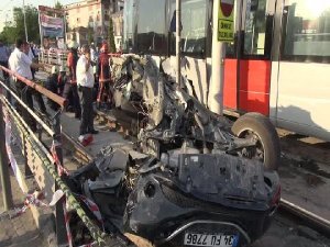 Tramvay otomobili biçti: 2 CNN Türk çalışanı yaralı