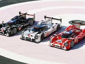 Porsche Le Mans kostümlerini gösterdi