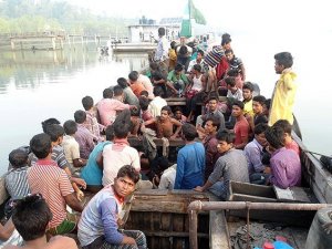 Myanmar'da 727 göçmeni taşıyan tekne bulundu