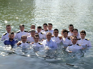 Gaziantep'te denizci mezunlar, deniz yerine gölette poz verdi