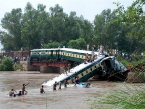 Pakistan'da tren kazası: 12 ölü