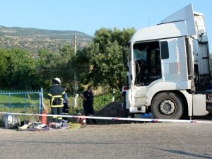 Manisa'da kamyonet ile TIR çarpıştı: 15 ölü