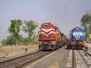 Hindistan demiryollarının doğu hattı yenileniyor