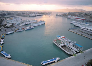 Piraeus Limanı’nda deniz otobüsü ile feribot çatıştı