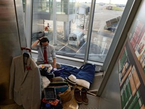 Japon gazeteci 2 aydır havalimanında yaşıyor