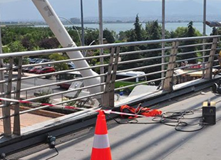 Hızlı tren güvenliği için köprülere cam korumalık