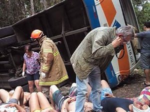 Otobüs uçuruma yuvarlandı: 15 ölü, 66 yaralı