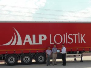 Alp Lojistik 11 adet perdeli hafif treylerini teslim aldı