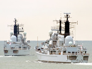 HMS YORK ile HMS EDINBURGH isimli İngiliz savaş gemileri sökülmek üzere Aliağa'ya demirledi