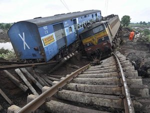 Hindistan'da tren raydan çıktı: 2 ölü, 8 yaralı