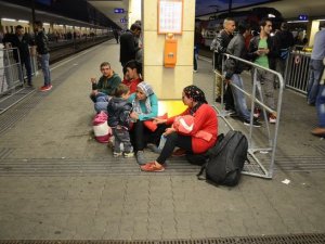 Almanya’ya giden tren seferleri durdu, sığınmacılar Viyana’da kaldı