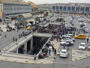 Bilet alamayan mülteciler İstanbul Otogarı'nda bekliyor