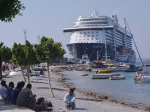 Mein Schiff 3 adlı yolcu gemisi Bodrum Limanı'na demirledi