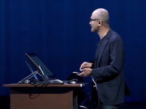 Satya Nadella iPhone Pro’yu tanıttı