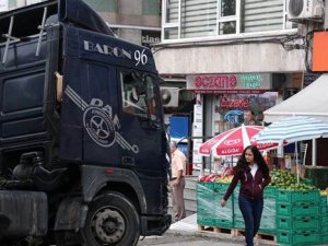 Beşiktaş'ta korkutan kaza: Mermer yüklü TIR kaldırıma çıktı