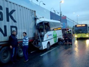 Yolcu minibüsü TIR’a çarptı: 10 yaralı