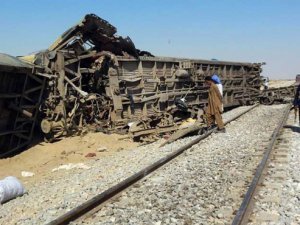 Pakistan'da tren raydan çıktı: 10 kişi hayatını kaybetti
