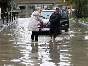 Ege bölgesi sağanak yarış ve fırtınayla boğuşuyor