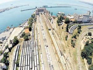 Haydarpaşa Garı trenlerini bekliyor