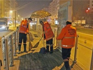 Tramvay durakları düzenli temizleniyor