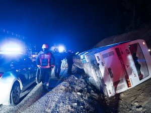 İşçileri taşıyan otobüs devrildi: 1 ölü