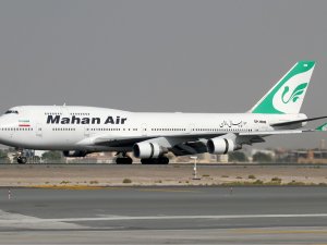 Mahan Air'e ait yolcu uçağı bariyerlere çarptı!