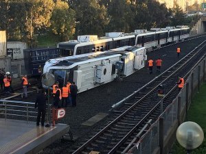 İzmir metrosunda vagon devrildi