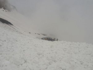 Erzincan-Erzurum karayoluna çığ düştü