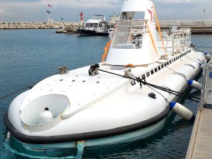 Türkiye'nin ilk turistik denizaltı Antalya'da denize indirildi