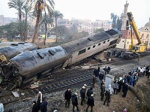 Mısır’da tren beton duvara çarparak devrildi