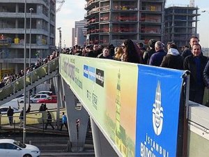 Metrobüs yoğunluğu üst geçidi kilitledi