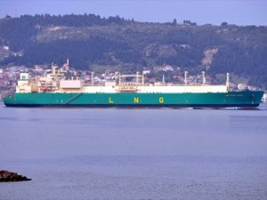 Boğazdan geçen doğalgaz tankeri deniz trafiğini kapattı