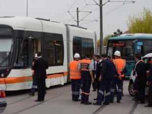 Tramvay ile özel halk otobüsü çarpıştı: 1 yaralı
