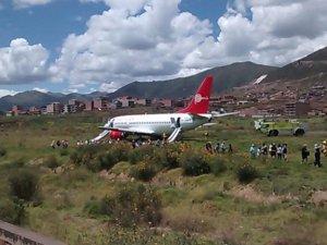 Peru'da yolcu uçağı pistten çıktı