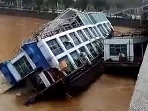 Nehir taşınca Çin’de iki restorant tekne battı