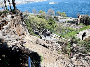 Gülhane Parkı'nda çay bahçesinin duvarı çöktü