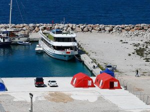 Çeşme'de göçmenler için sağlık kontrol çadırları kuruldu