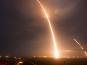 SpaceX'in Falcon 9 roketi okyanustaki platforma indi