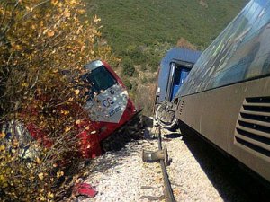 Yunanistanda iki tren çarpıştı 2 ölü, 2 yaralı
