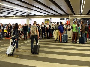 Brüksel havalimanında elektrik kesintisi uçuşları aksattı